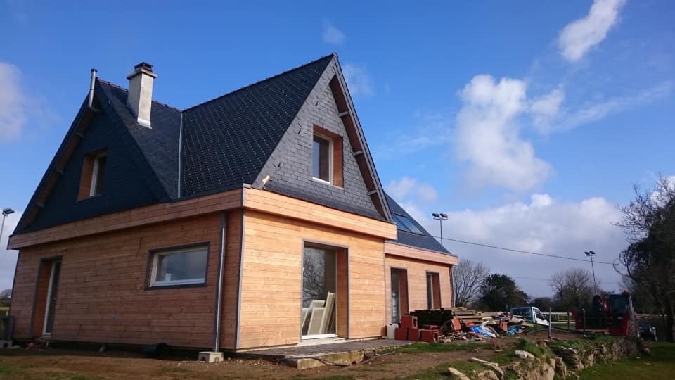 Maison en bois avec toit en ardoise