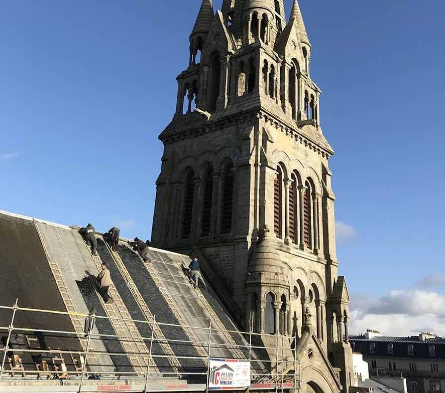 Des ouvriers réparent le toit de l'église Saint-Martin
