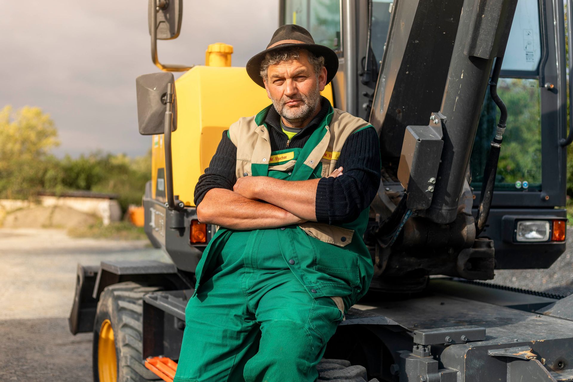 ein Mann sitzt auf einem Traktor und trägt einen Hut