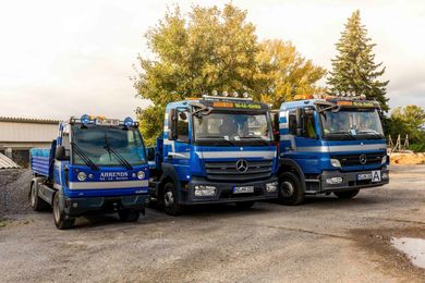 drei mercedes-lastwagen stehen nebeneinander