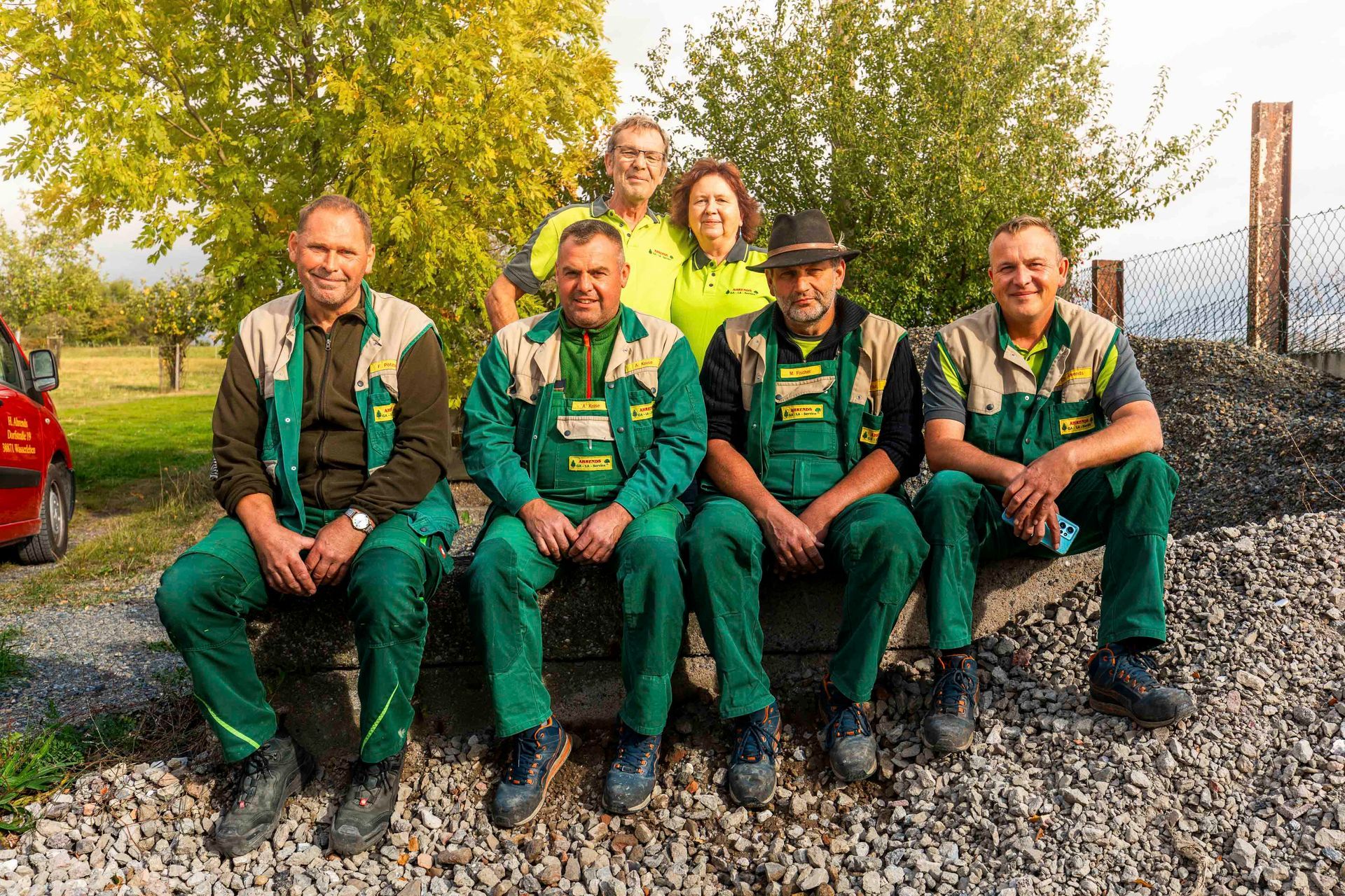 eine Gruppe von Männern und einer Frau posieren für ein Foto