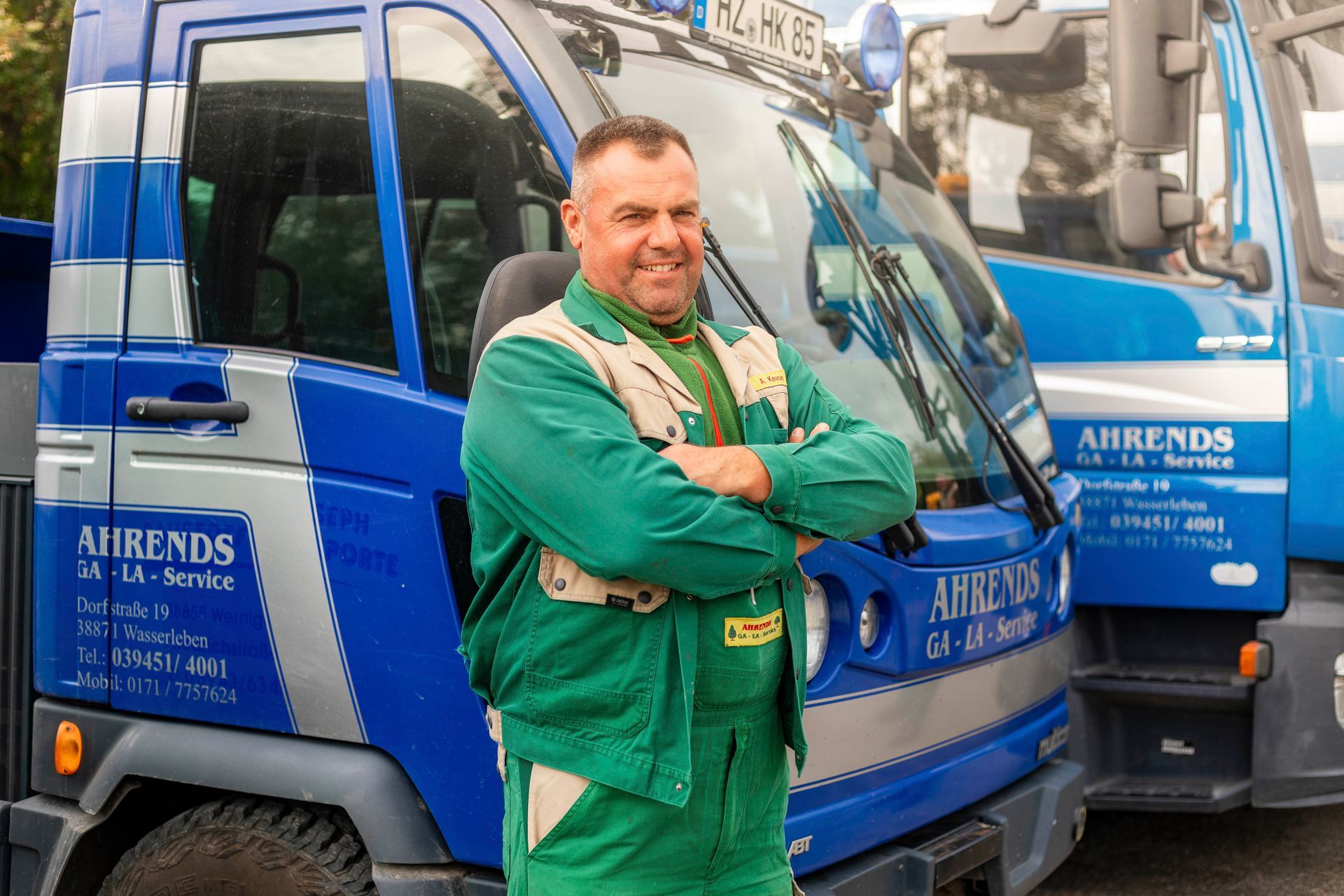 ein mann steht vor einem ahrends lkw