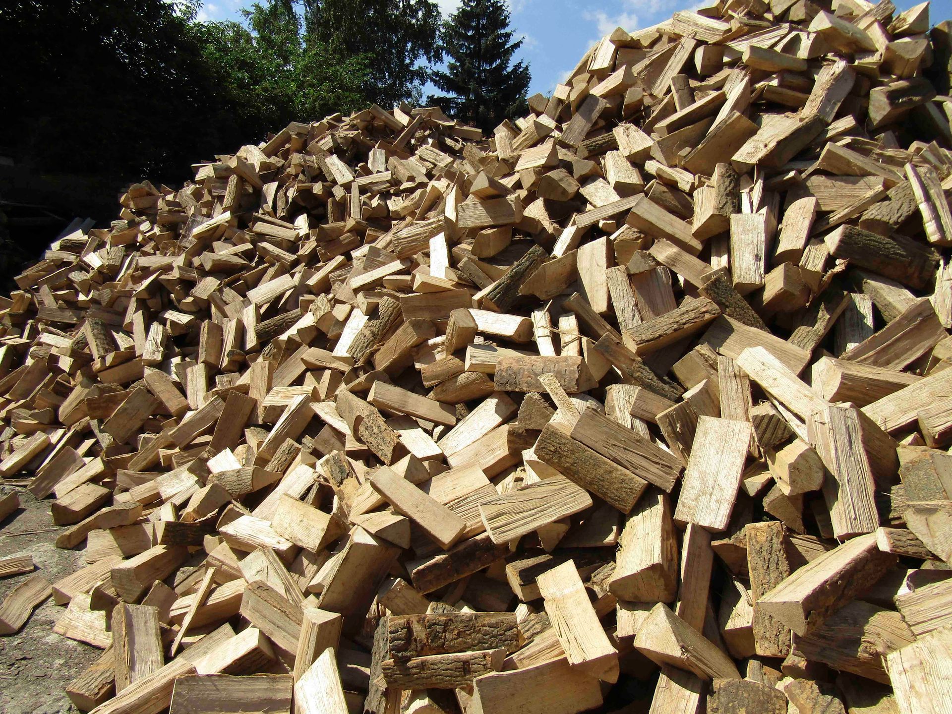 Verkauf von Baustoffen / Schüttgüter / Kaminholz