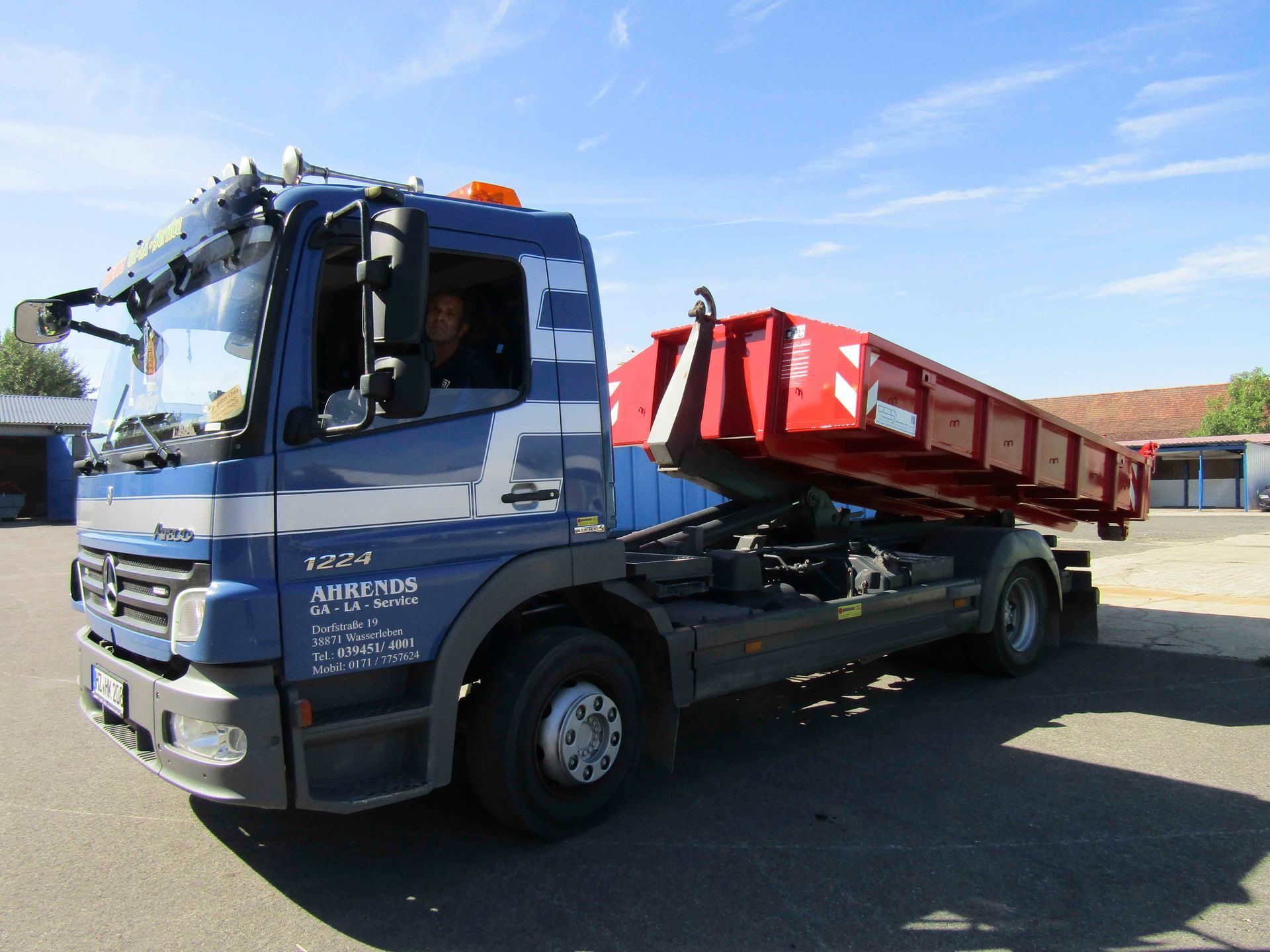 ein blau-weißer mercedes-lkw mit der nummer 1224