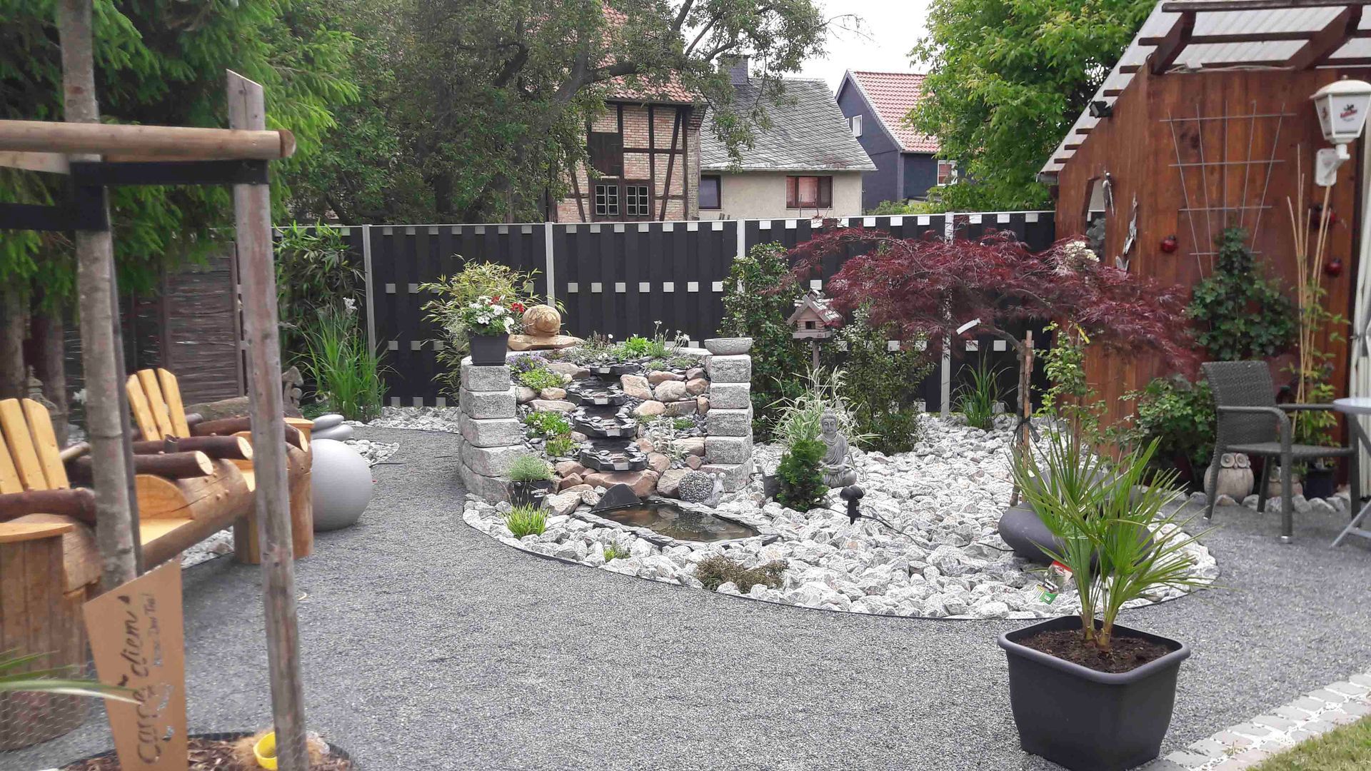 ein Garten mit einem Wasserfall und einer Schaukel