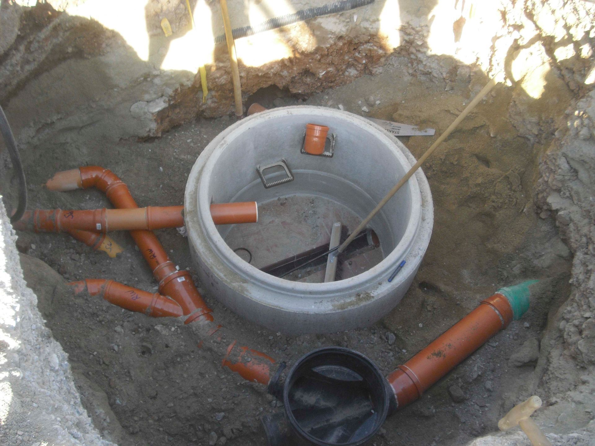 eine Reihe von Rohren , die in einem Graben stehen