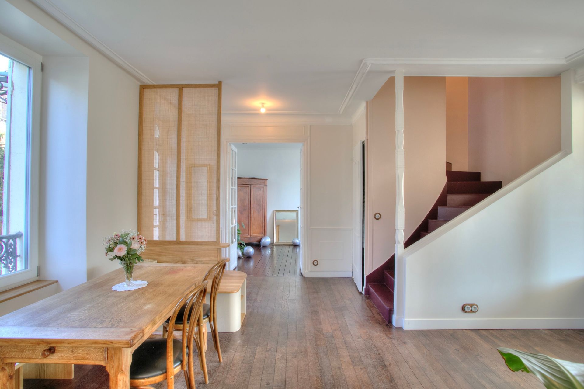 Entrée et pièce de vie d'une maison ancienne réagencée et rénovée