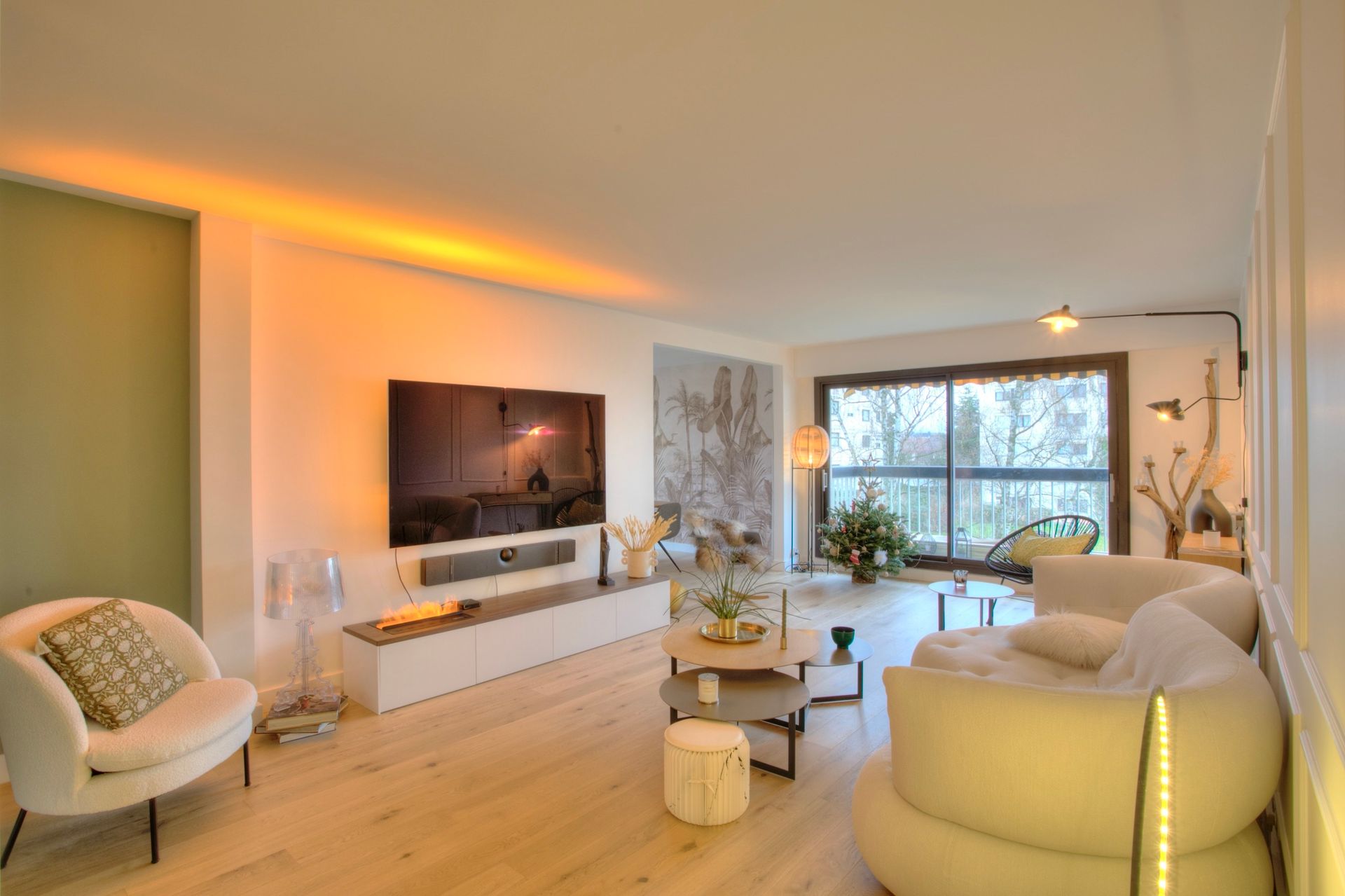 Salon avec coin TV d'une maison bien isolée