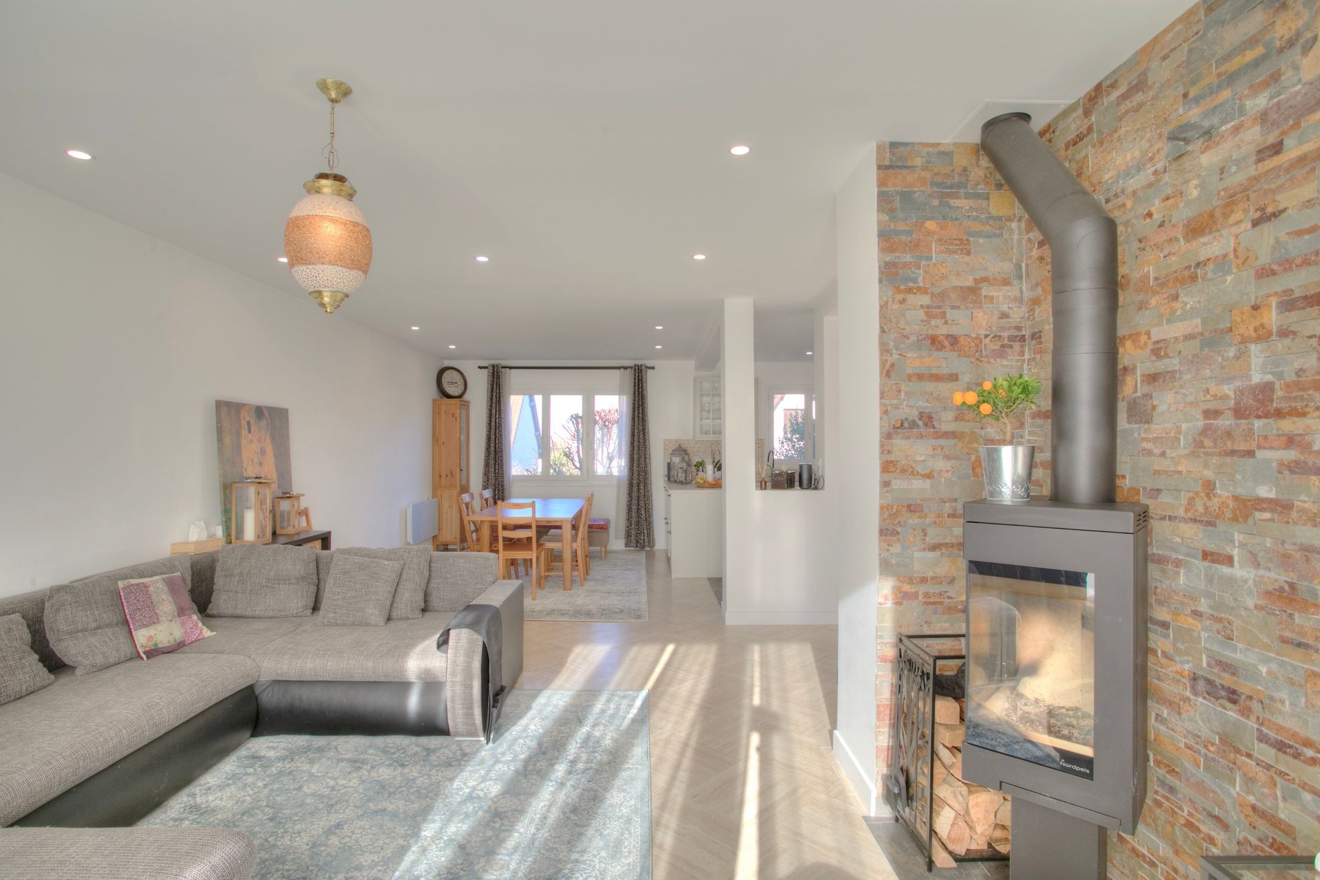 Revêtements en pierre de montagne derrière un poêle à bois