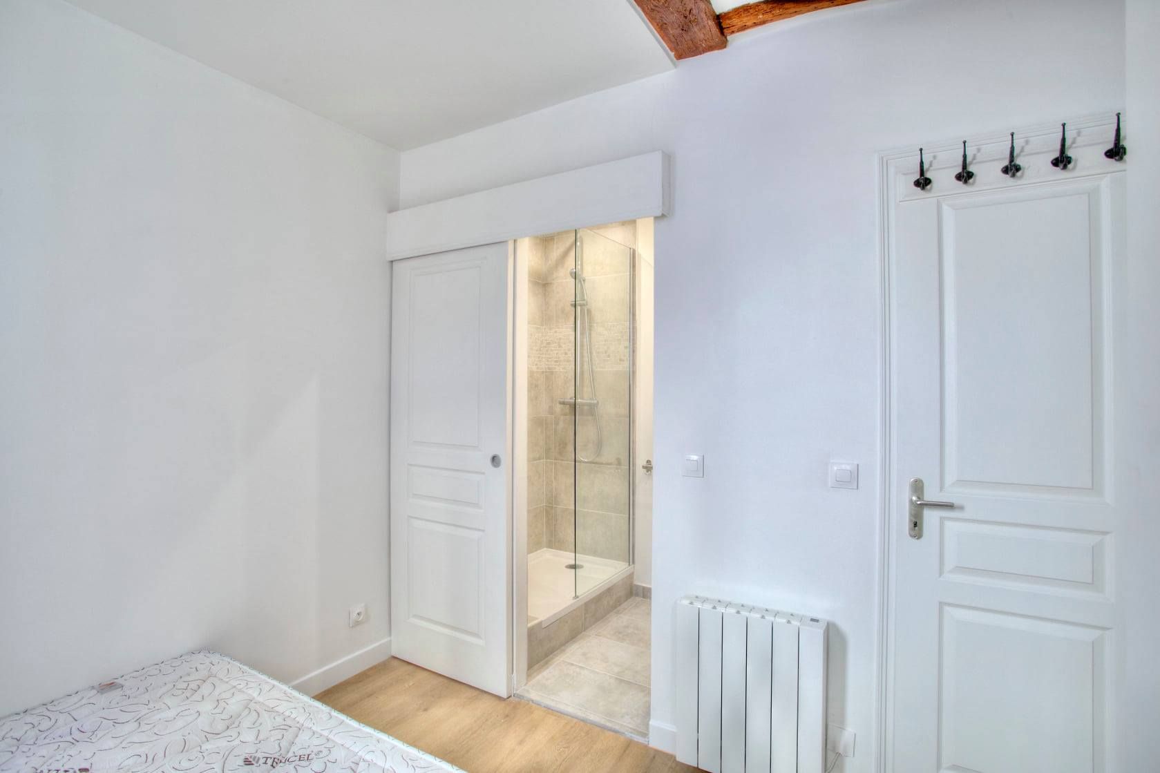 Porte à galandage donnant sur une salle de bains