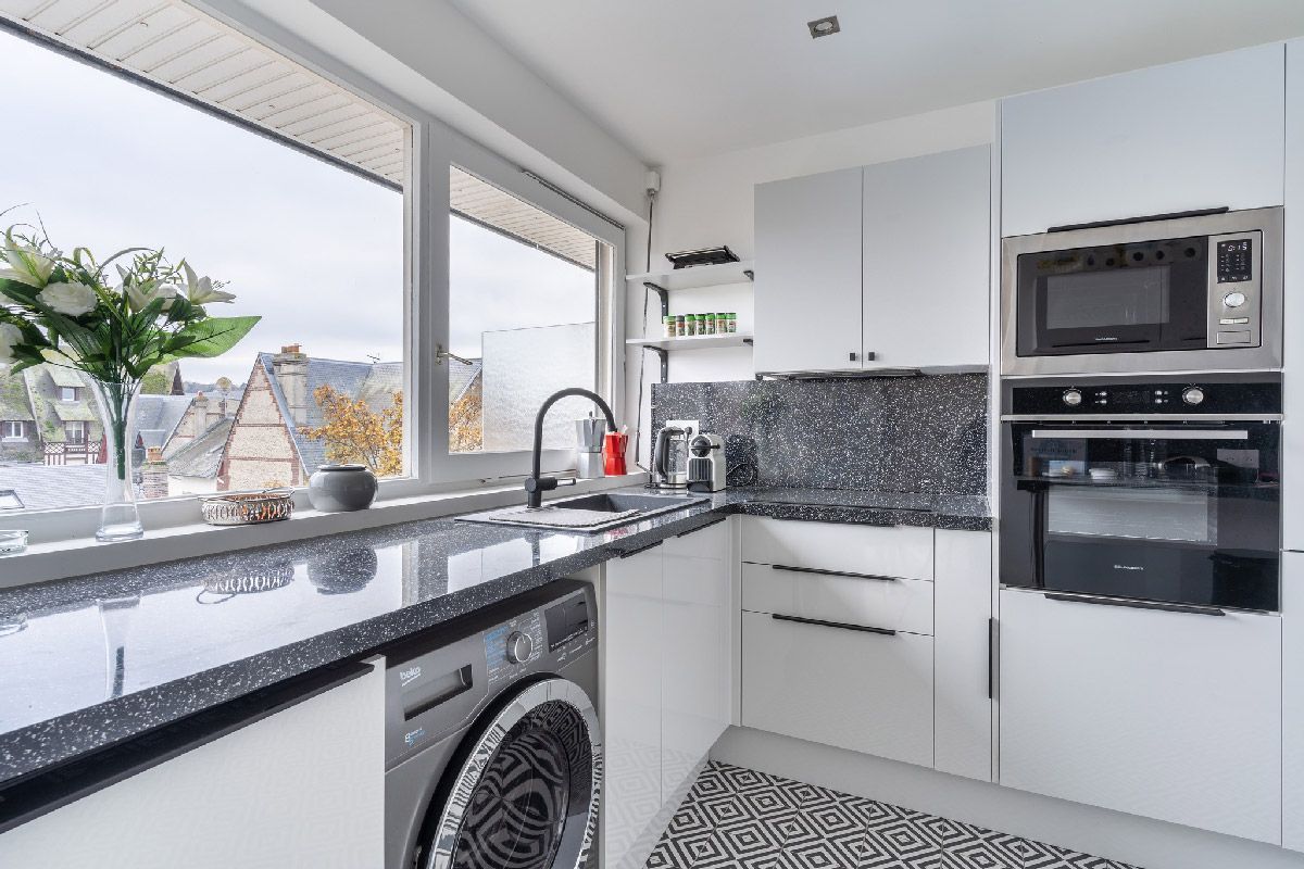 Cuisine complète avec plan de travail et crédence en marbre moucheté