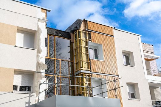 Rénovation énergétique d'un bâtiment : ITE avec bardage