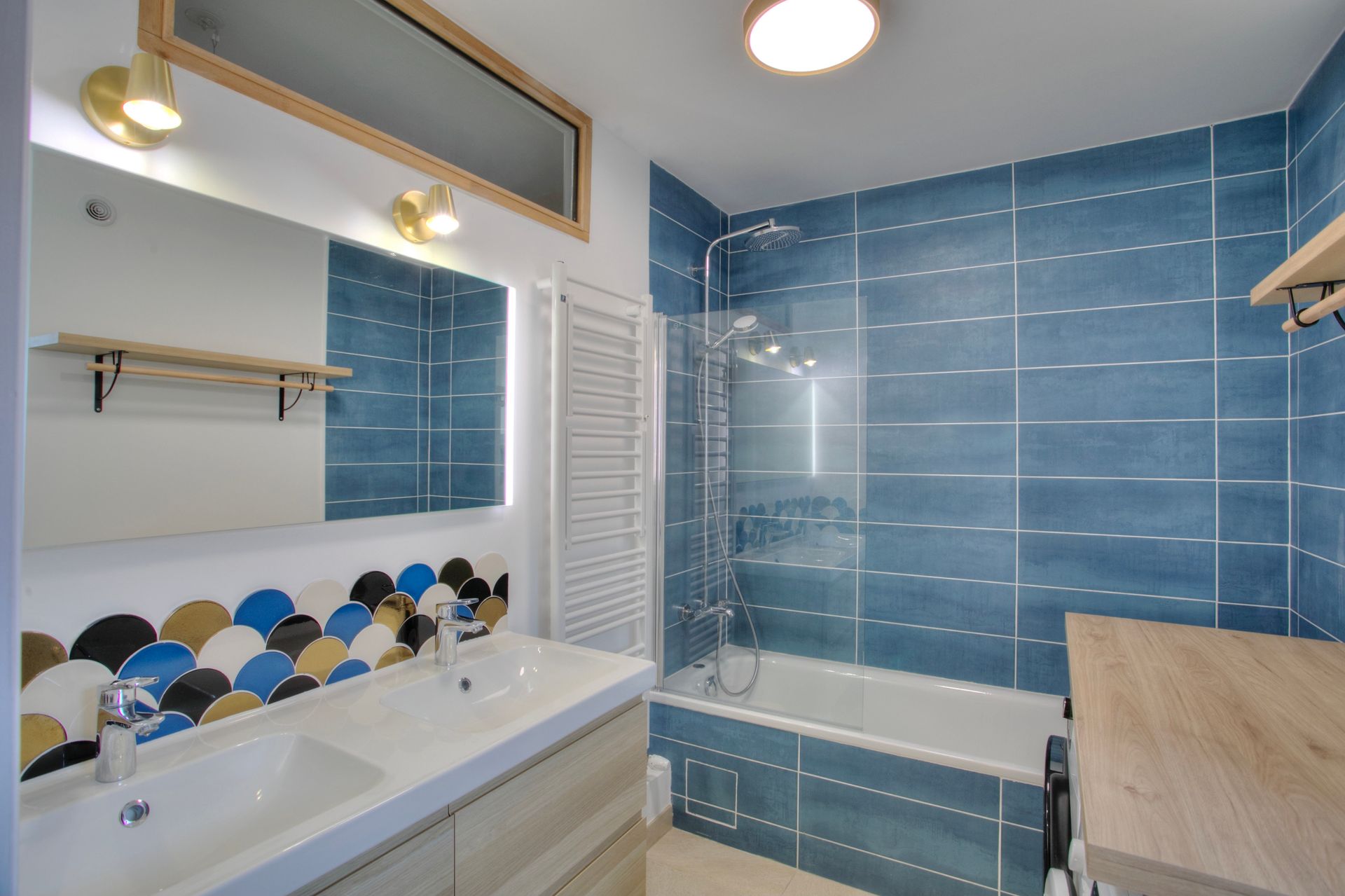 Salle de bains avec faïence  design et carrelage mural bleu