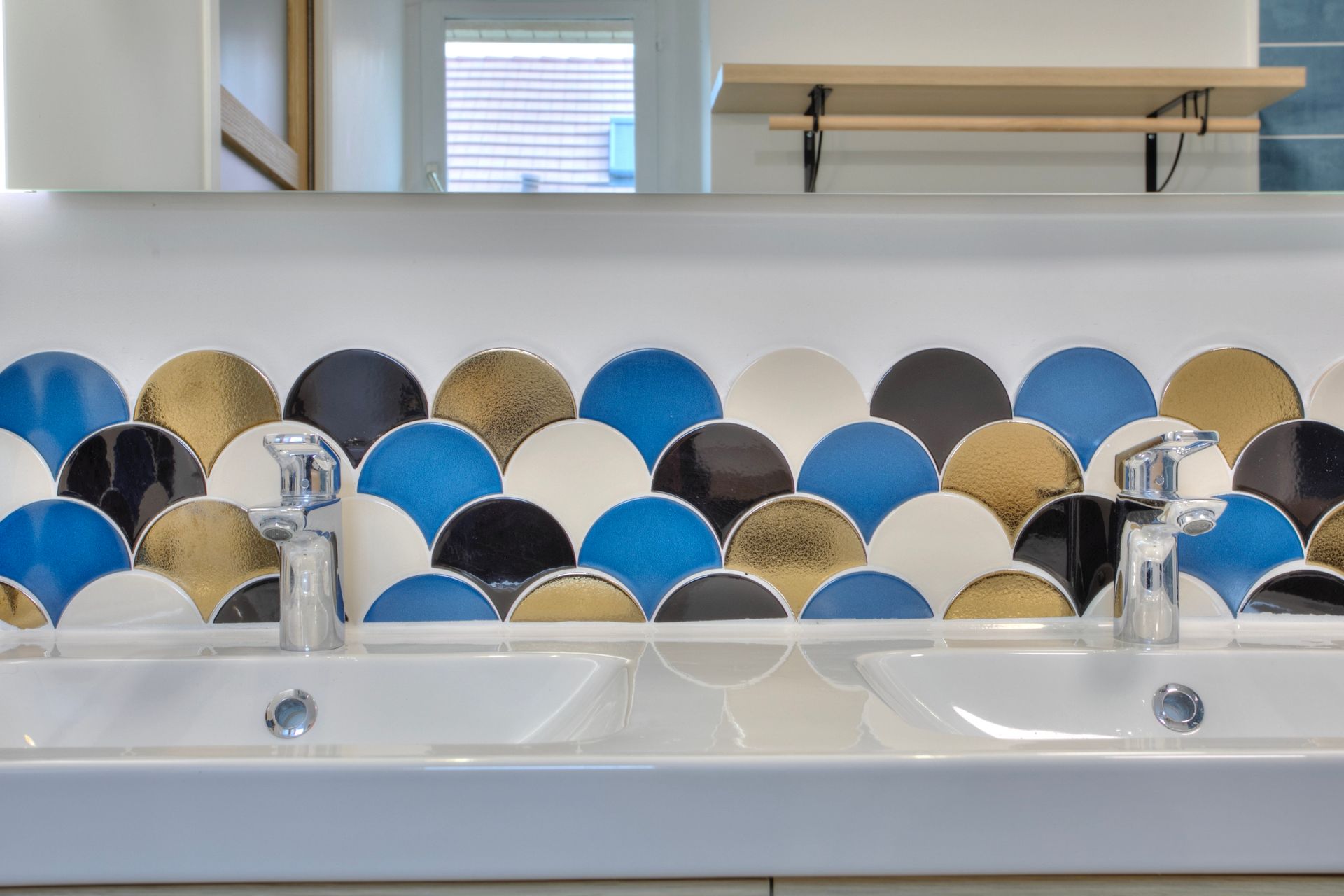 Revêtement mural de salle de bains : faïence style écailles de carpe