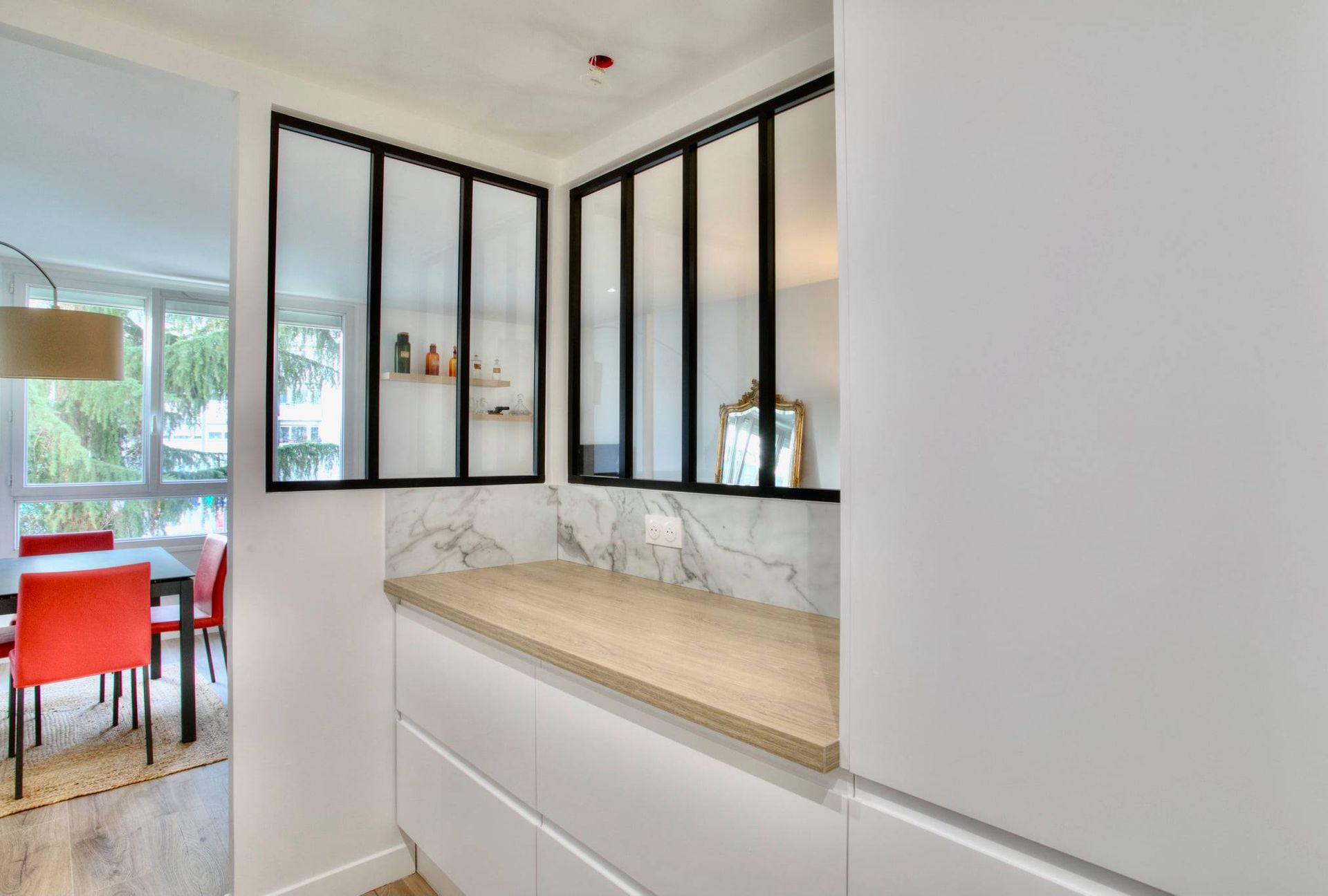 Verrière dans la cuisine donnant sur le salon