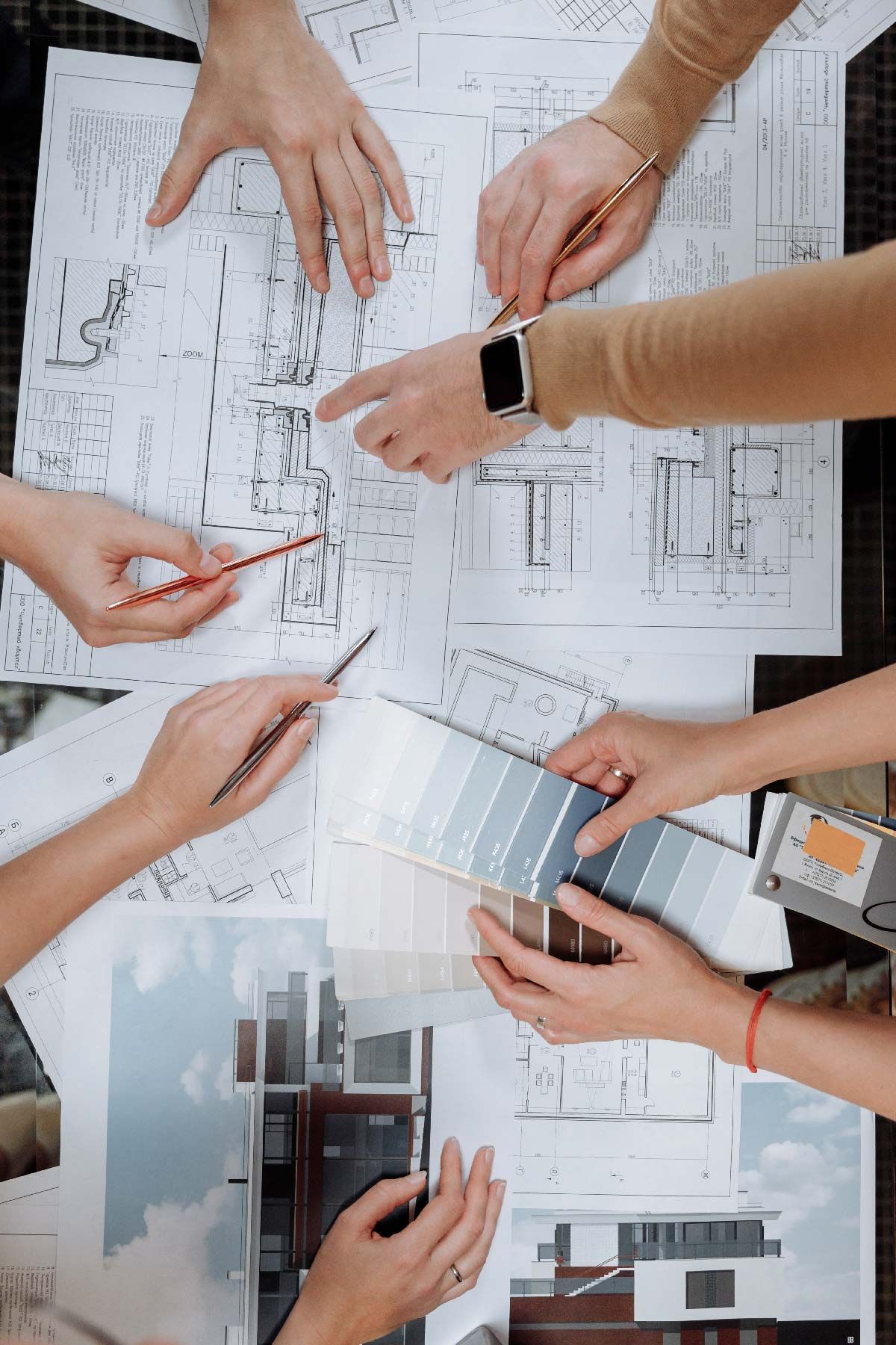 Plan avec des décorateurs et architectes qui discutent