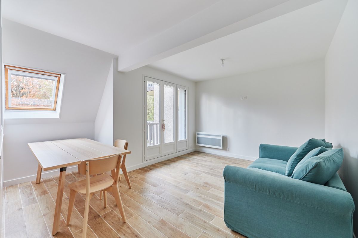 Parquet neuf, table et canapé