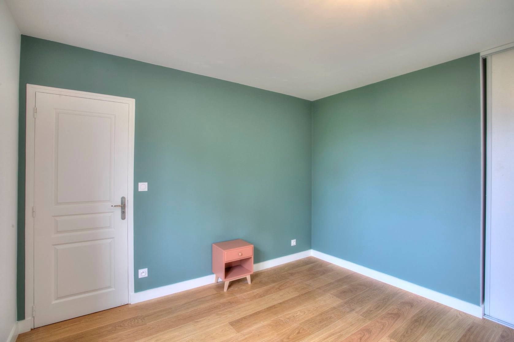 Tapisserie sur une partie de mur