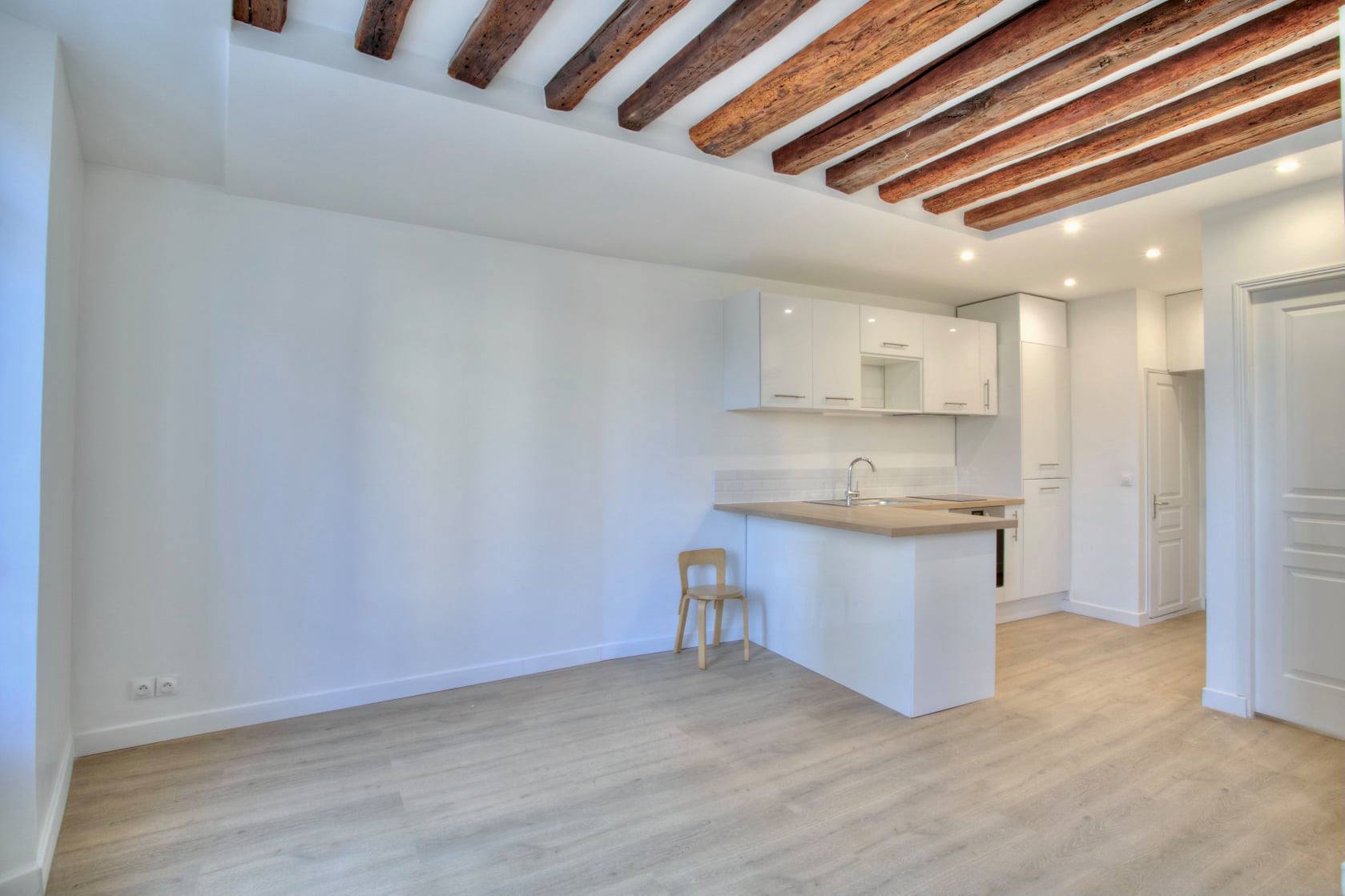 Pièce rénovée avec poutres apparentes