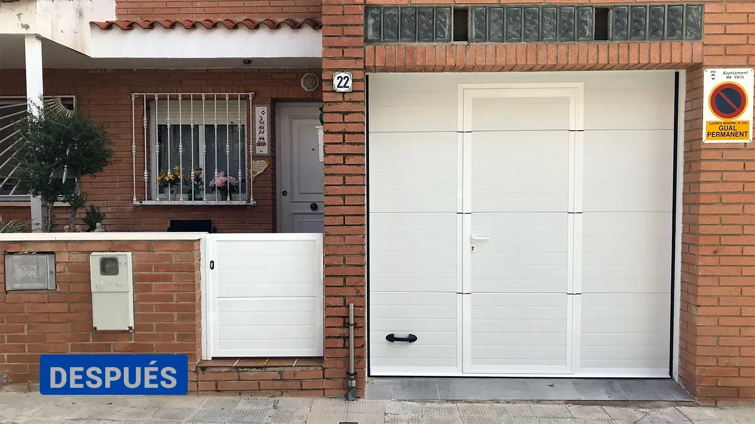 Puerta de garaje blanca y portón a juego en una casa de ladrillo; superposición de texto