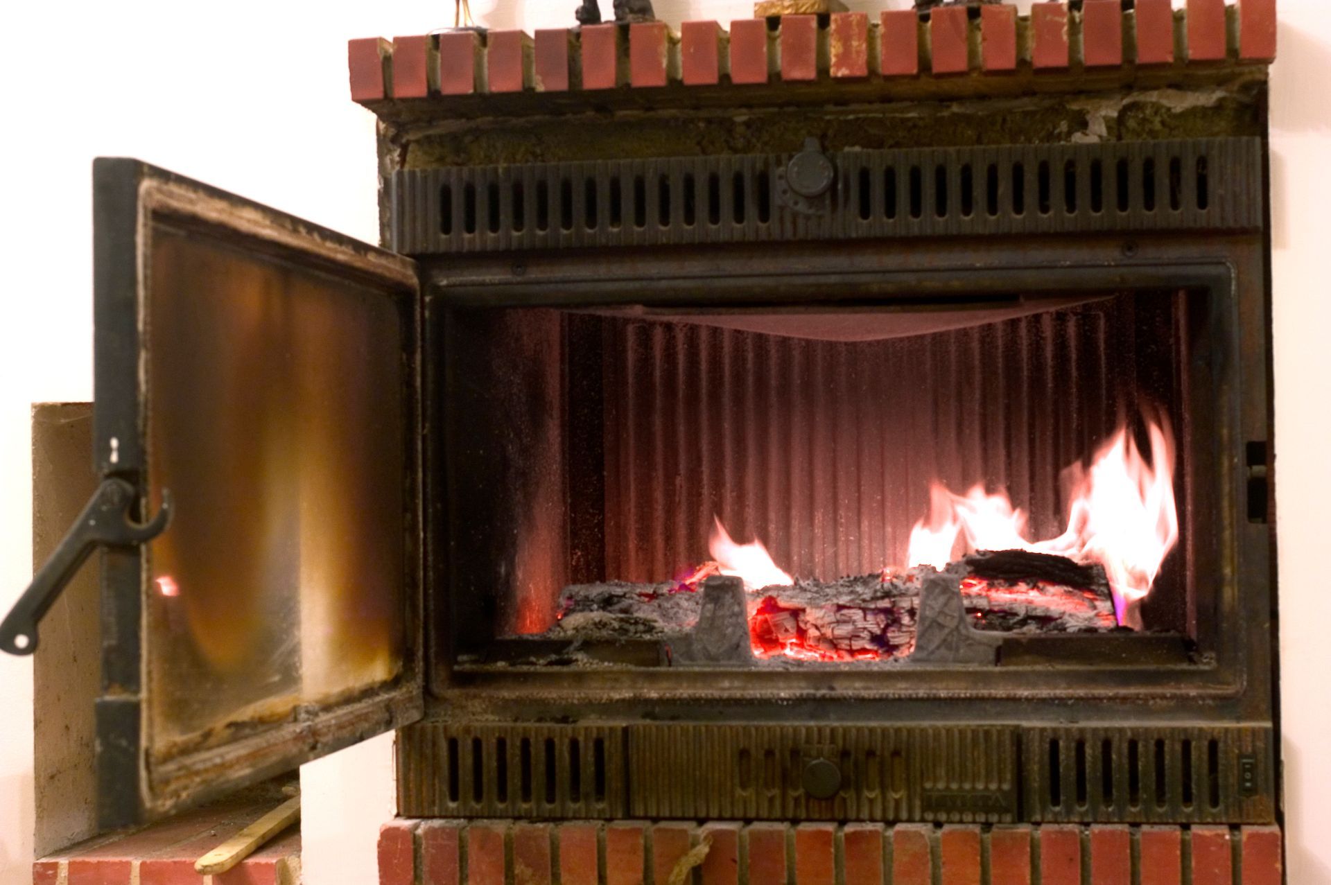 Insert à bois avec porte ouverte