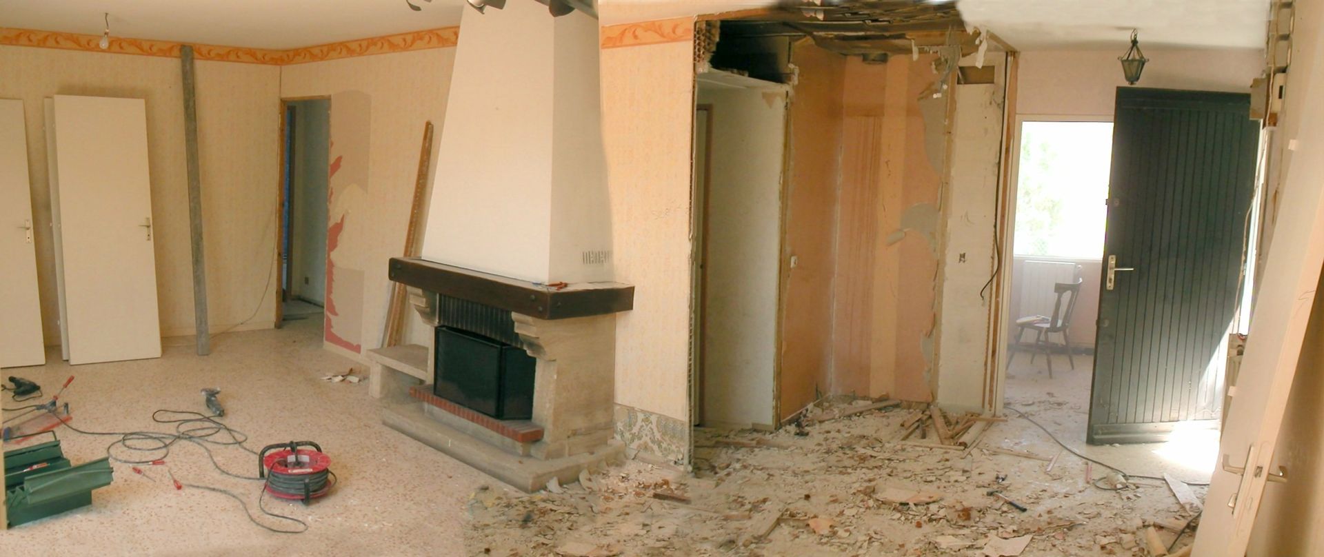 Pièce avec cheminée en cours de rénovation