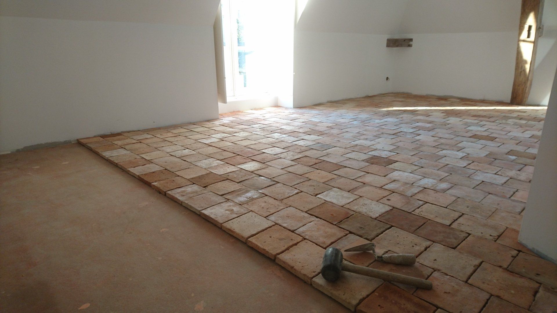 Pose de pavés en terre cuite