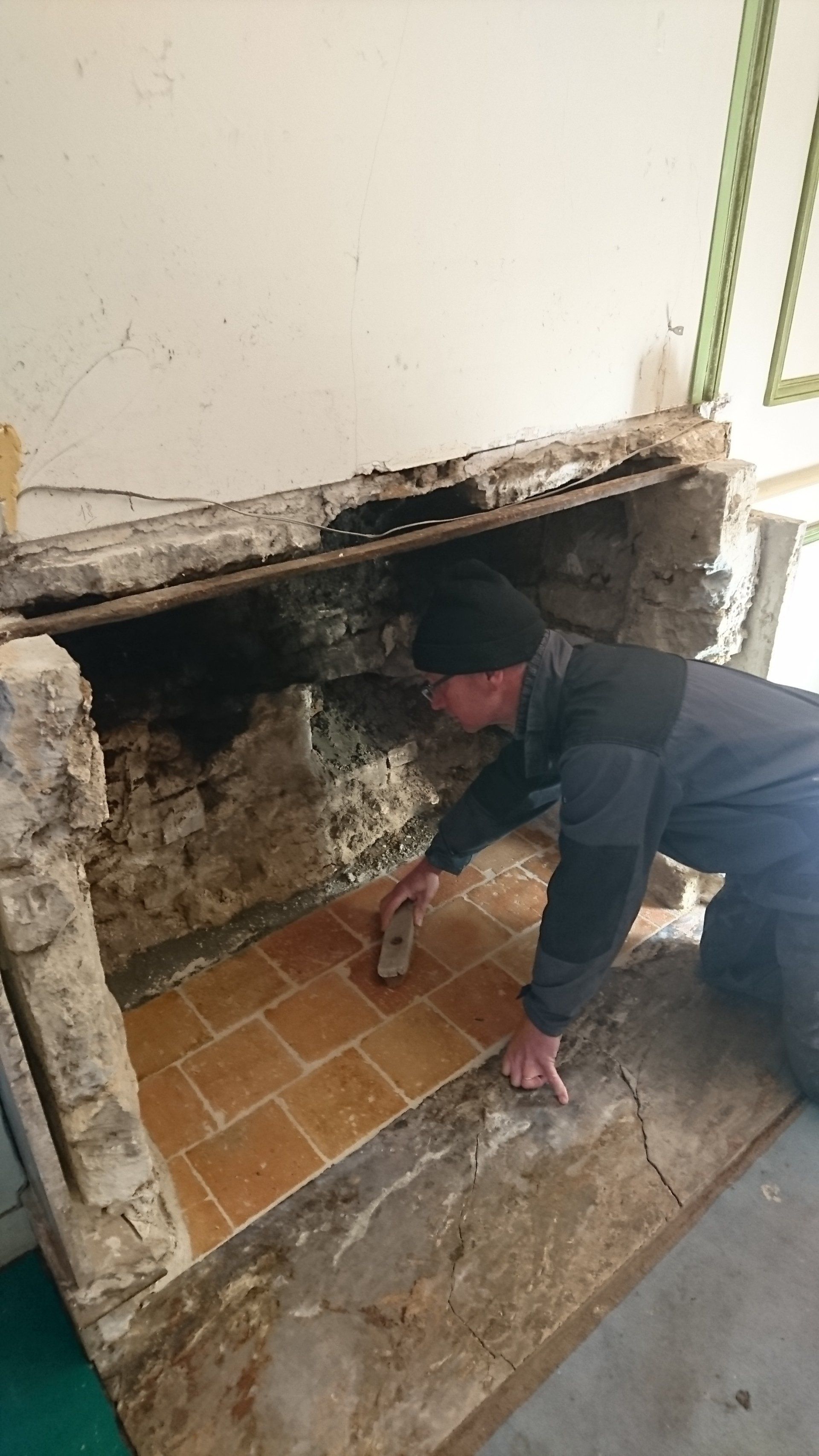 Pose de carrelage au sol dans cheminée ancienne