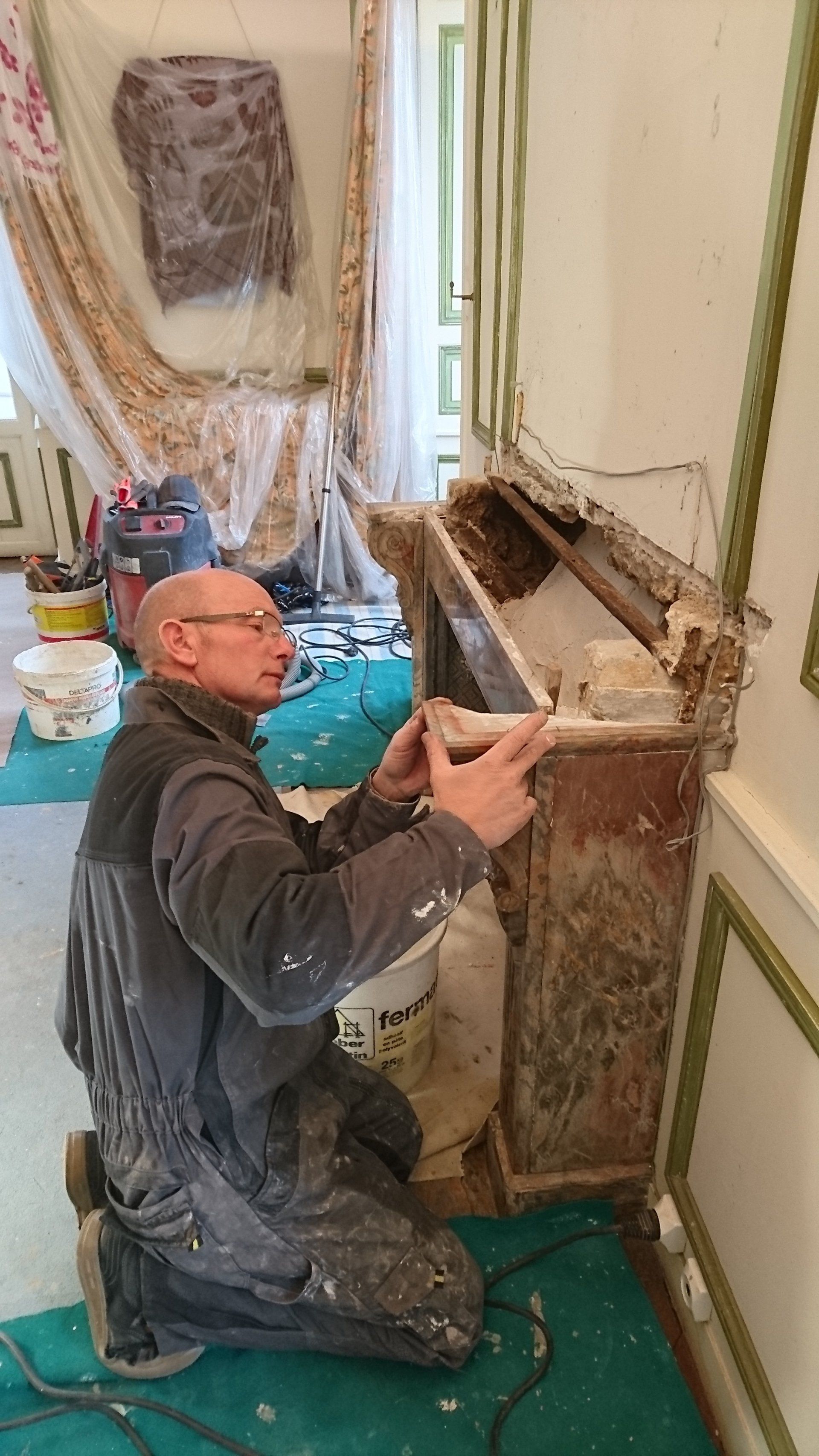 Frédéric Trillot restaure une cheminée ancienne