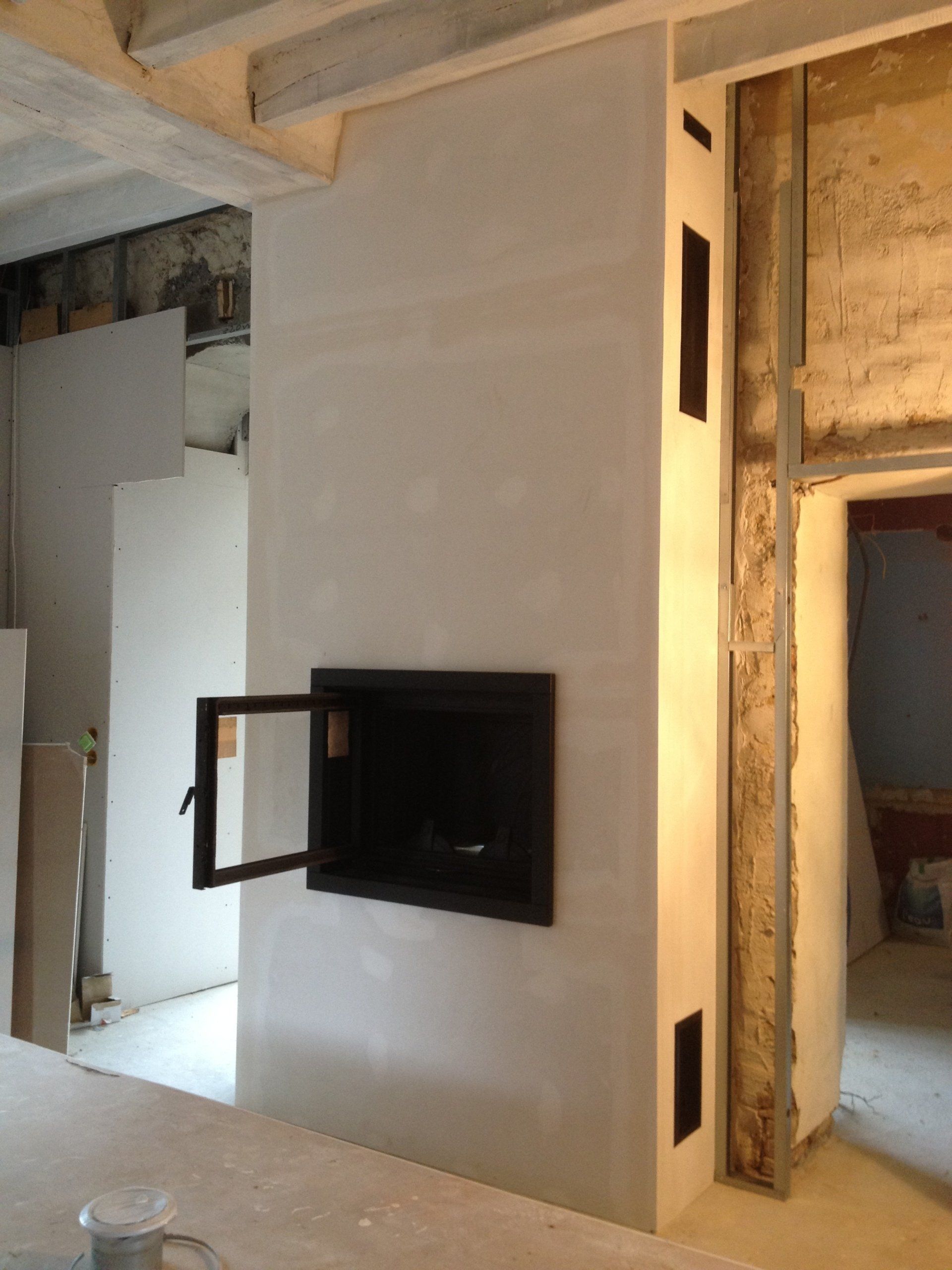 Cheminée moderne avec porte ouverte