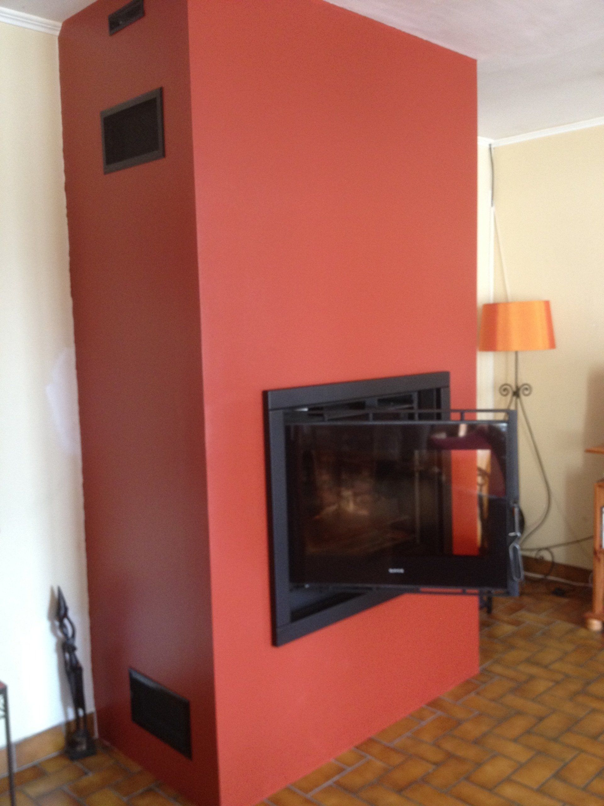 Cheminée moderne posée par Frédéric Trillot et avec porte ouverte