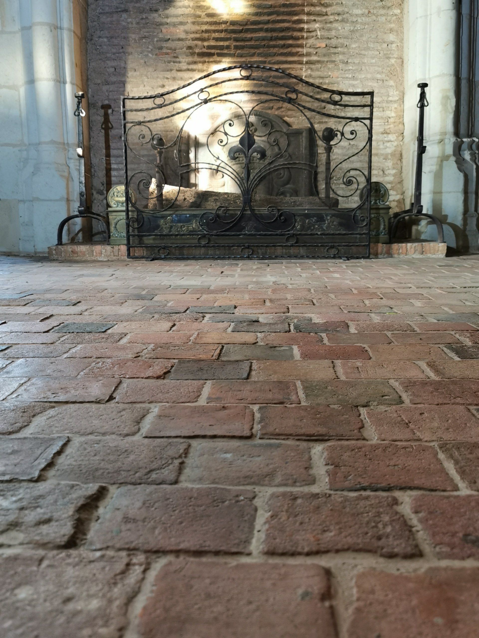 Pièce avec cheminée et sol en tomettes de terre cuite