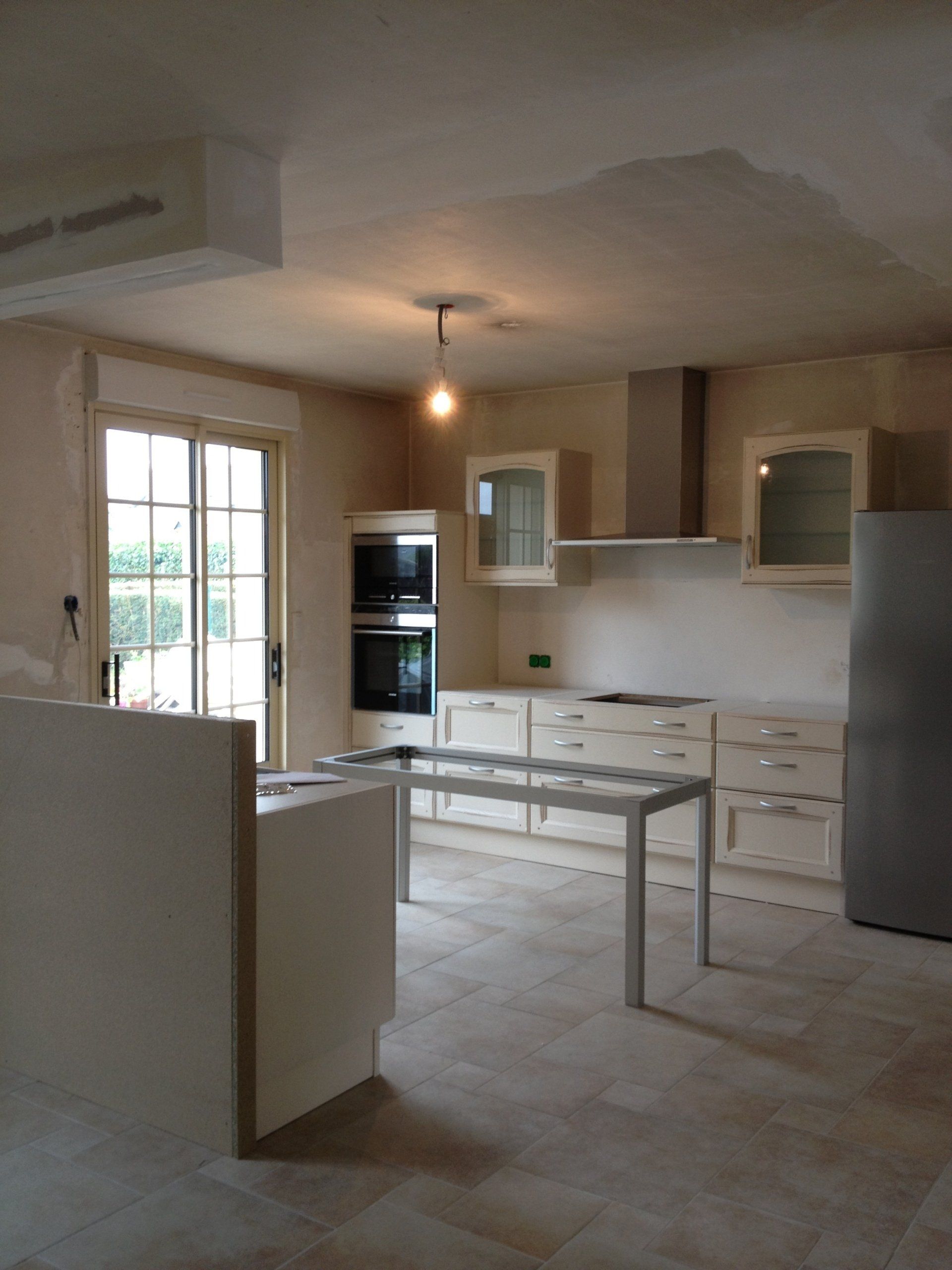 Cuisine avec carrelage au sol