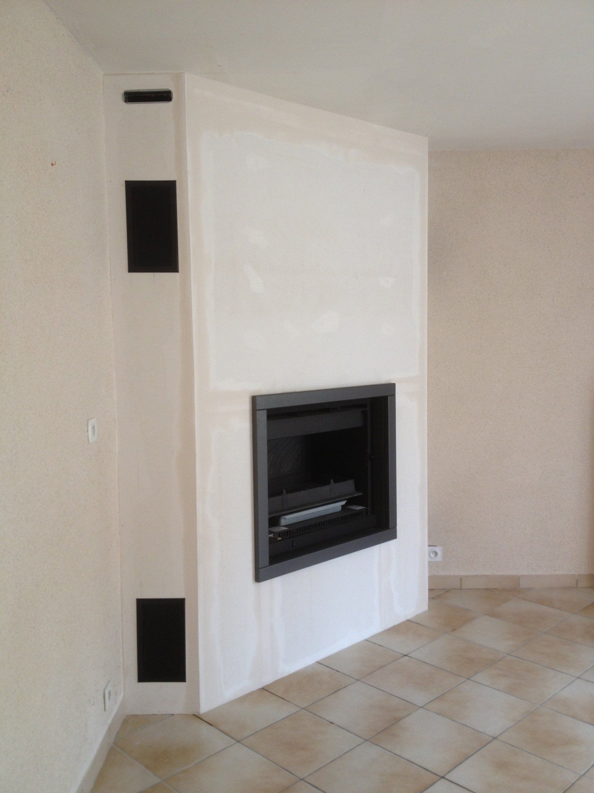 Cheminée moderne avec bouches d'aération sur le côté