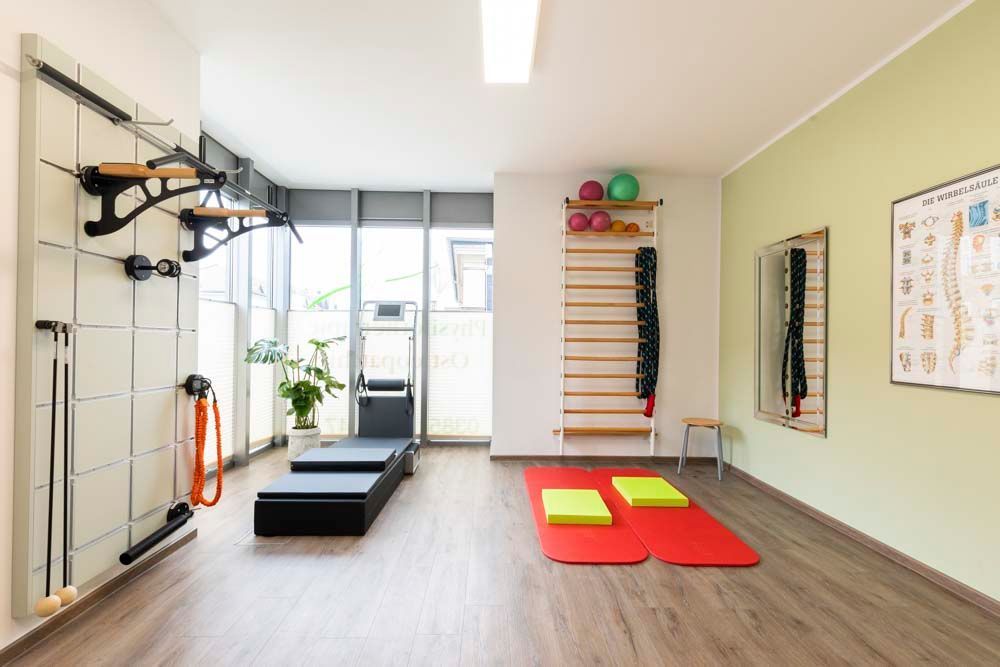 Ein großer Raum mit vielen Trainingsgeräten