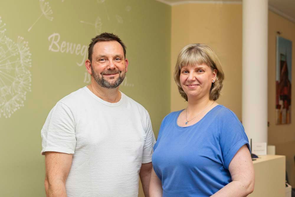 Ein Mann und eine Frau stehen nebeneinander in einem Raum.