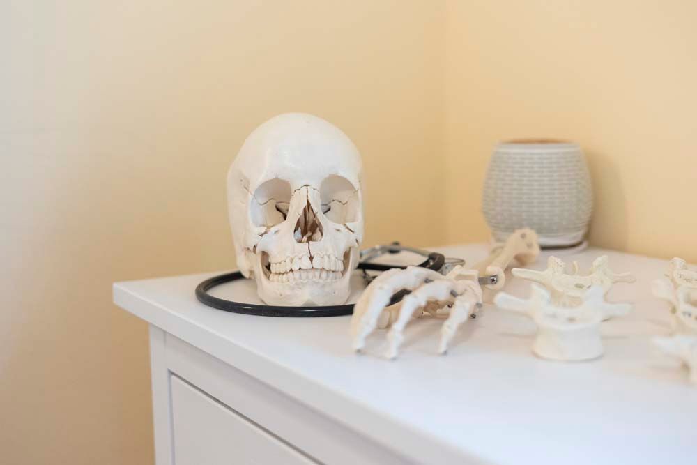 Auf einem Tisch liegen ein Totenkopf und ein Stethoskop.