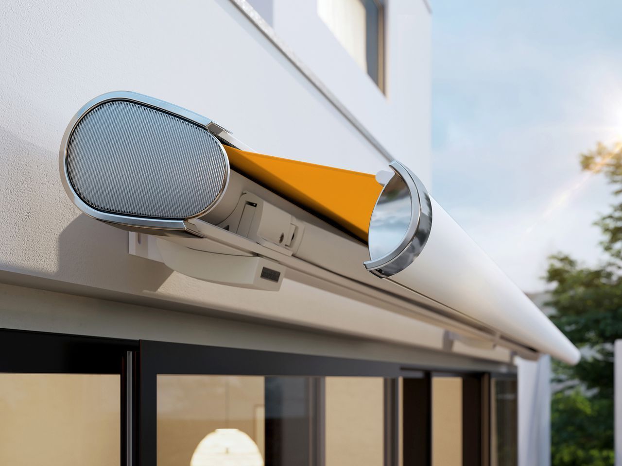 Pérgola blanca con mosquiteras retráctiles, sobre patio de hormigón, junto a zona verde.