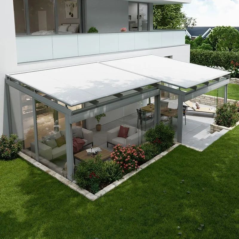 Fachada con toldo negro y persiana cerrada. Letrero: 