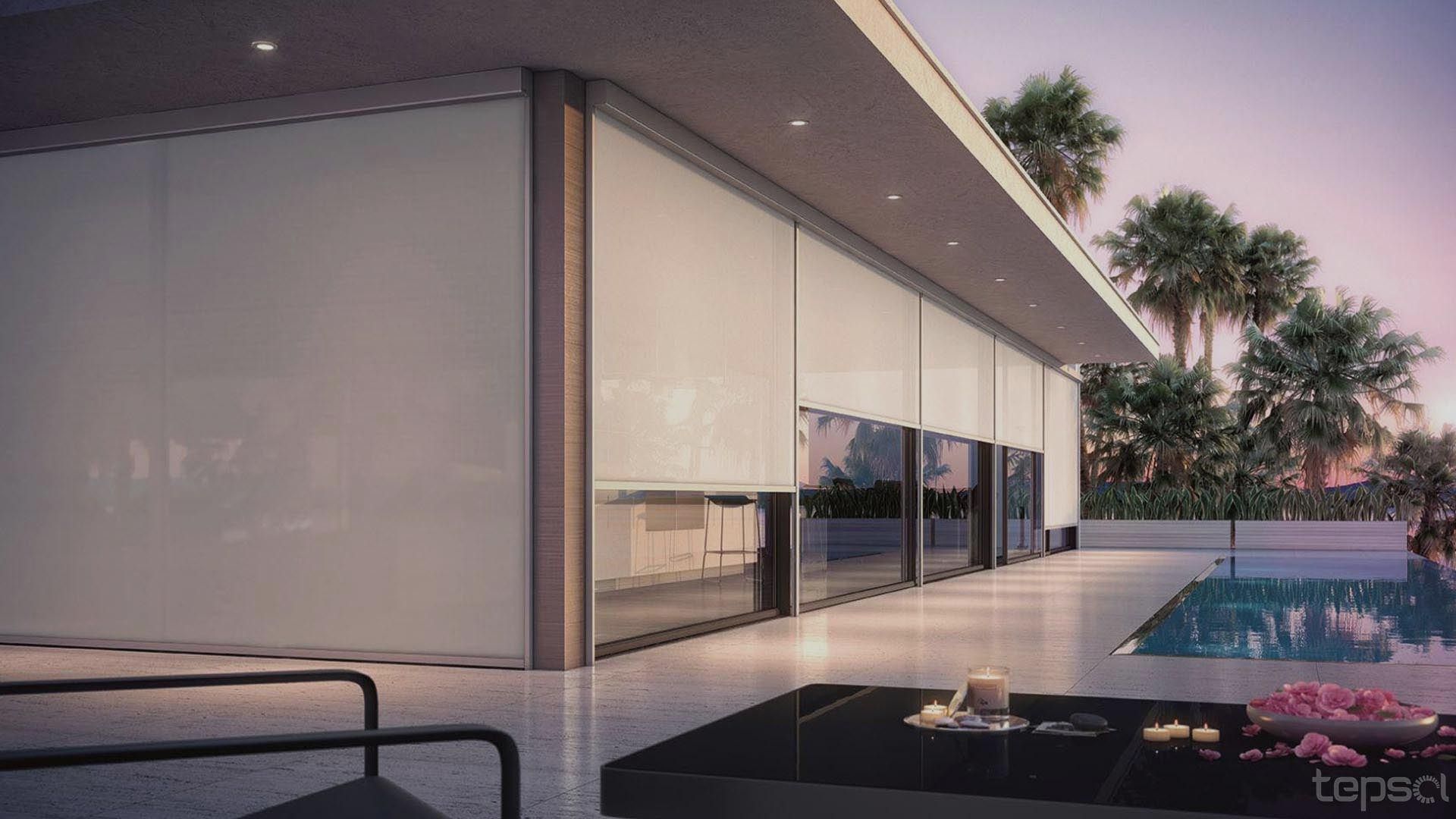 Casa moderna con piscina exterior, iluminada por el crepúsculo. Persianas blancas cubren las ventanas de cristal.