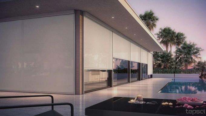 Casa moderna con piscina exterior, iluminada por el crepúsculo. Persianas blancas cubren las ventanas de cristal.