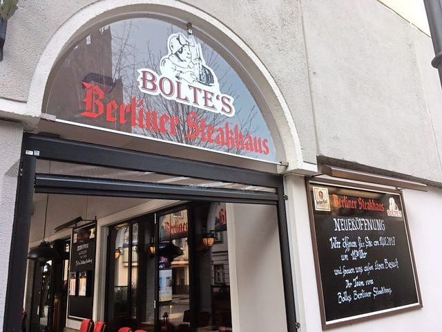 Außenansicht Eingangsbereich mit Tageskarte