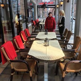 Tische im Außenbereich