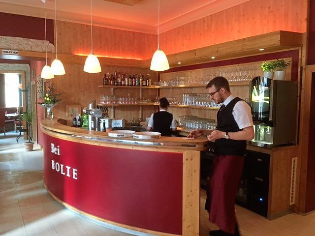 Innenansicht Bar mit Kellner