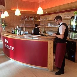 Innenansicht Bar mit Kellner