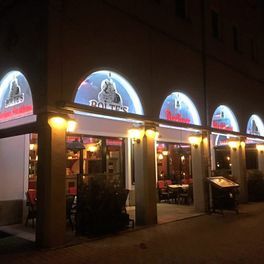 Außenansicht nachts von Boltes Steakhaus mit Beleuchtung