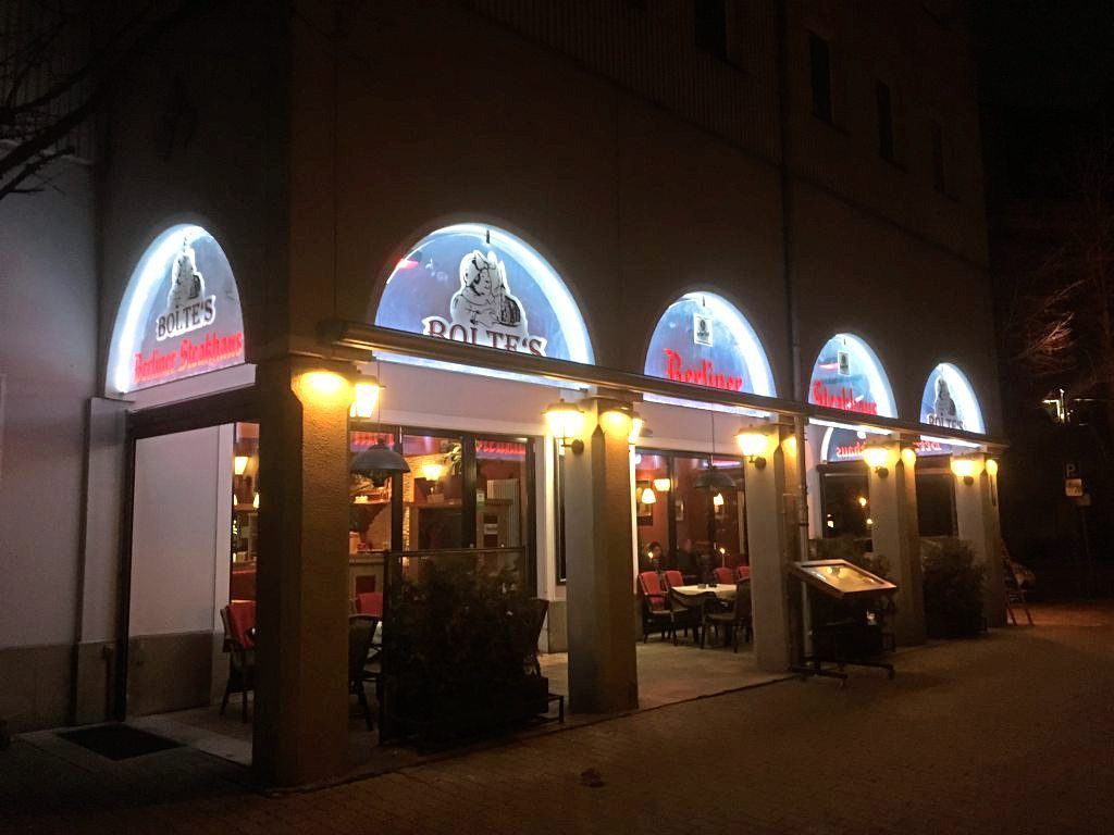 Außenansicht nachts von Boltes Steakhaus mit Beleuchtung