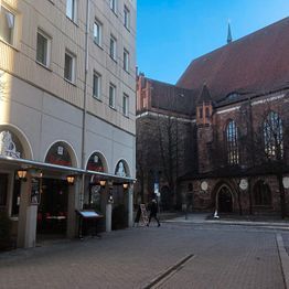 Außenansicht am Tag von Boltes Steakhaus neben Nikolaikirche