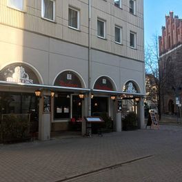 Außenansicht am Tag von Boltes Steakhaus neben Nikolaikirche