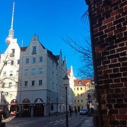 Außenansicht aus der Ferne bei Sonnenschein